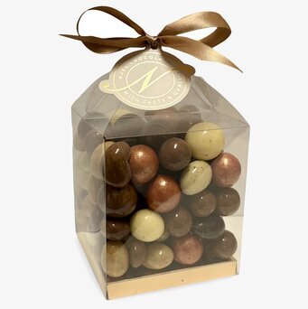 Foto: Transparent presentask med choklad och rosett guld﻿