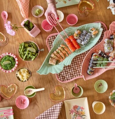 Foto: Pastellfärgad sushidukning med ätpinnar ovanifrån
