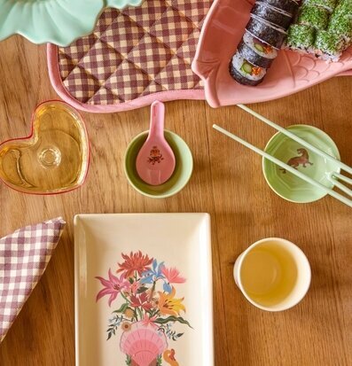 Foto: Pastellfärgad dukning med sushi och ätpinnar