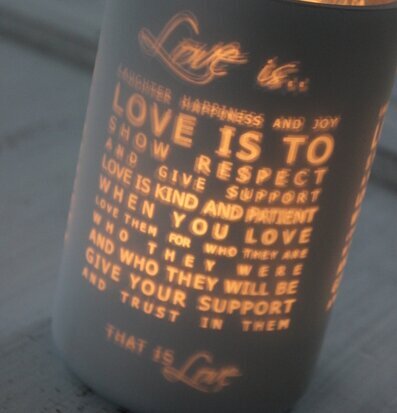 Love Is - Majas Cottage ljuslykta med poetisk text och sken