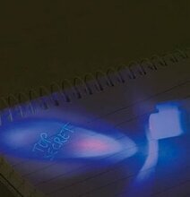 Osynligt bläck från Worldwide co synliggjort med UV-lampa