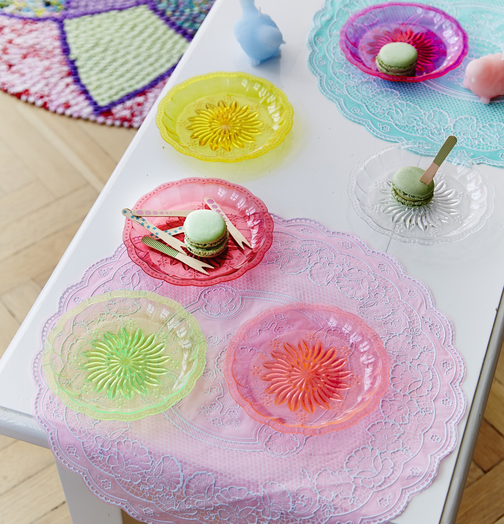 Handgjord Matta från Rice på ljust parkettgolv med bänk