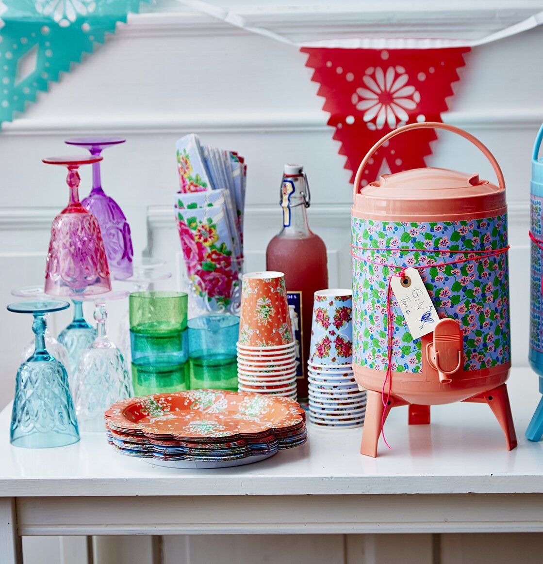 Rice Cooler Tank 8 Liter i korallrosa och turkos på träbord