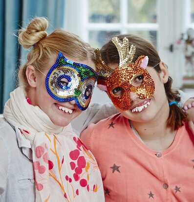 Paljettmask från Rice med uggla och ren i glittriga färger