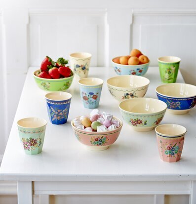 Foto av färgglatt porslinsarrangemang med blommotiv