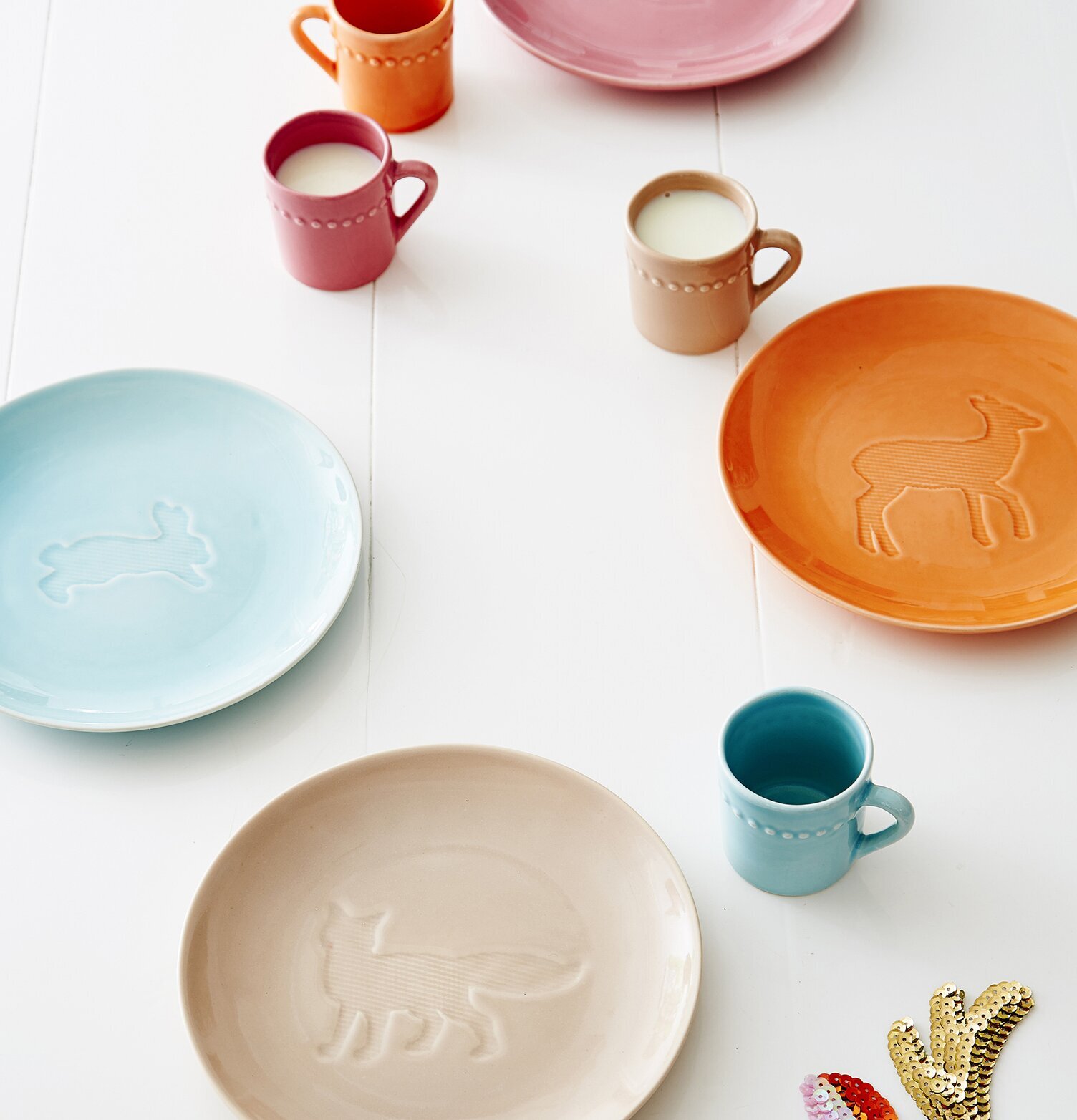 Keramiktallrik Barn Beige från Rice på vitt bord med rävmotiv