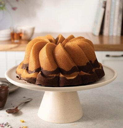 Foto av ringformad sockerkaka med chokladkant i kök