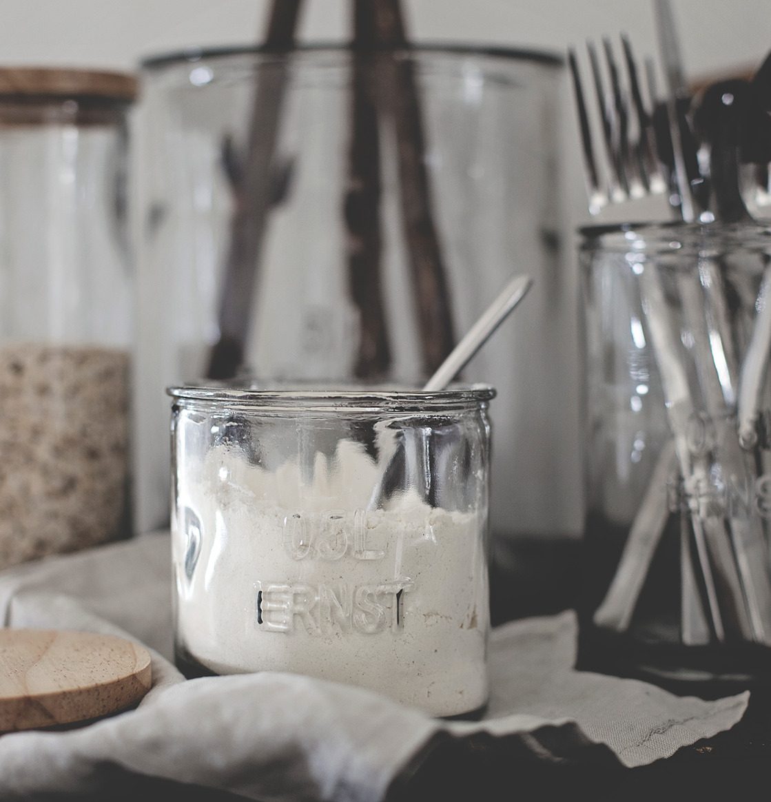 Bild av stilren köksmiljö med funktionell förvaring