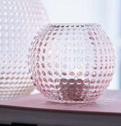 Ljuslykta Stockholm Rosa från By ON på bok med bubbelmönster