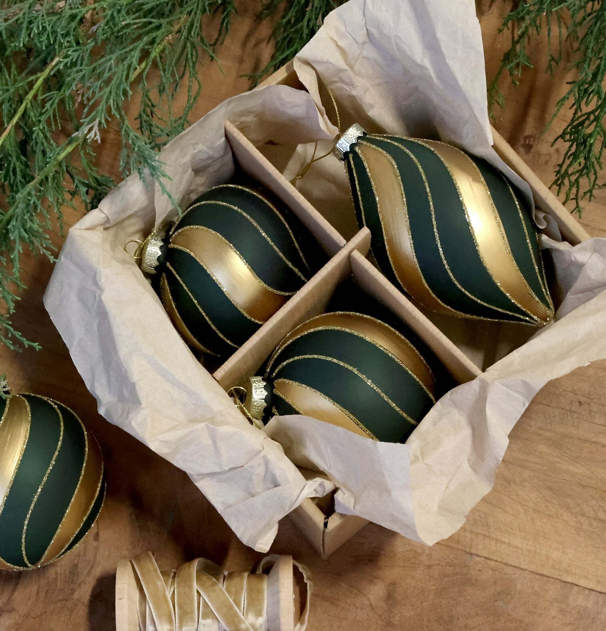 Julkulor i Ask 3-pack Olivgrön Guld Chic Antique Julgranshänge/julgransdekoration