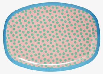 Tallrik Dot Print från Rice med rosa bakgrund och gröna prickar