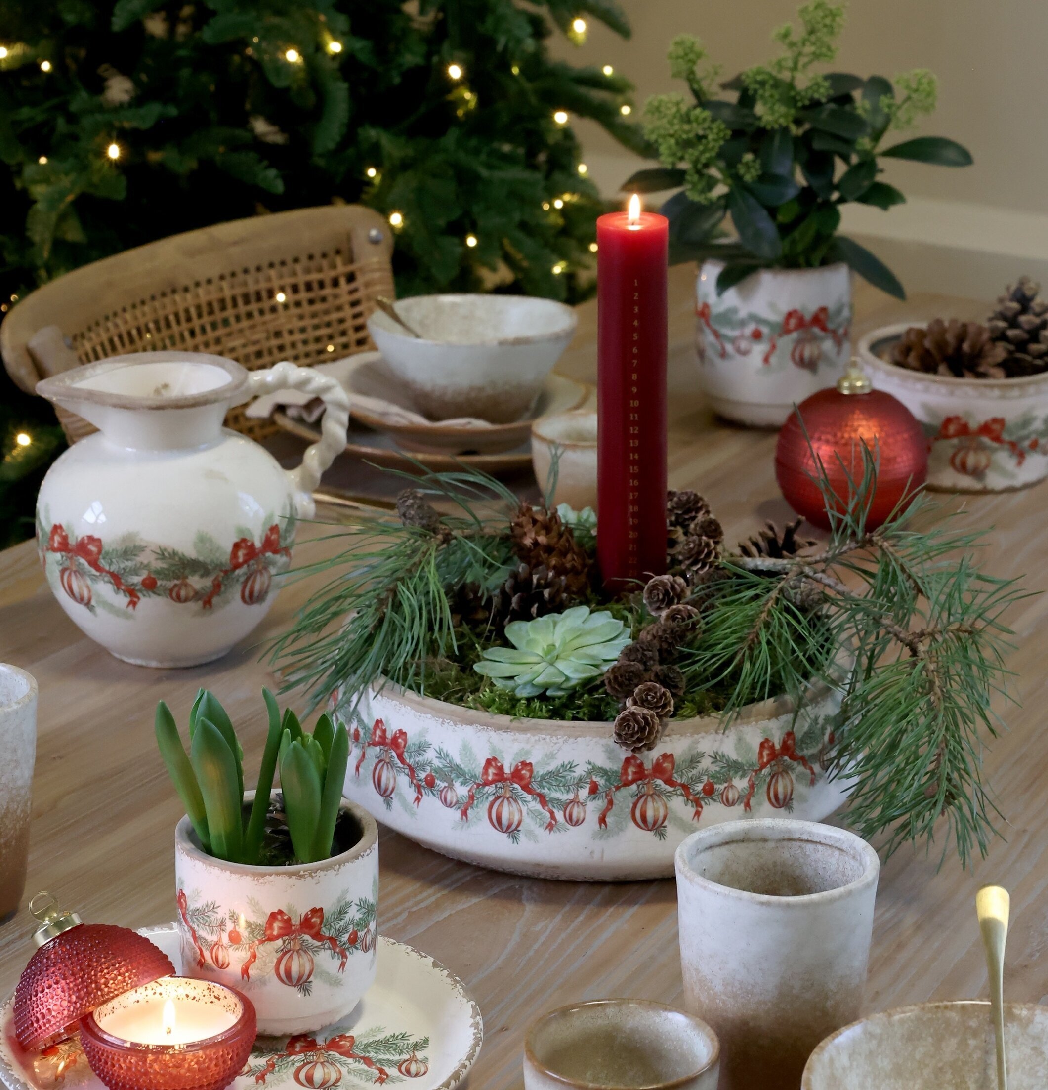 Kanna med Julkulor och Rosetter Creme Chic Antique Övrig prydnad/dekoration för inredning innemiljö