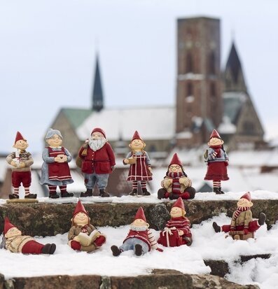 Tomte Agnes Med Grötskål Ingeborg Som Stickar Eigil Sittande Tomtefar Julklappssäck Tomtemor Mugg IB Laursen Statyer,