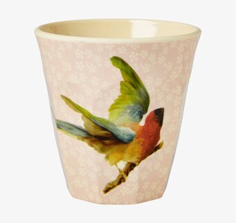 Foto av mugg med fågelmotiv och blommor i livfull design