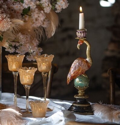 Foto: Flamingoformad ljusstake och glaslyktor stilleben