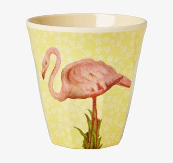 Bild av keramikmugg med färgglad flamingodesign