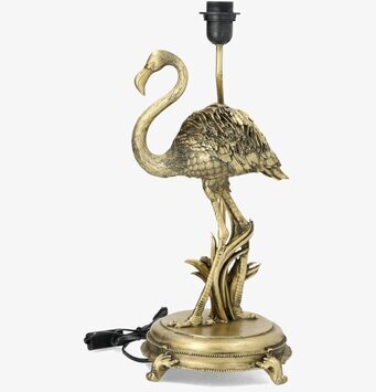 Foto: Flamingoformad lampfot i guldton på vit bakgrund