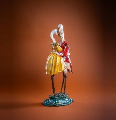 Foto: Flamingodans figur i gul klänning och röd rock