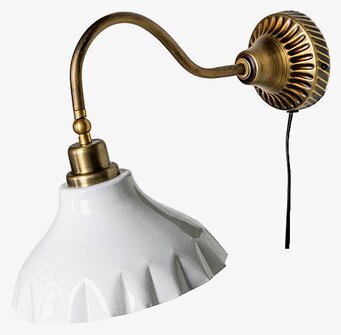 Foto väggmonterad lampa med vit skärm och arm i mässing