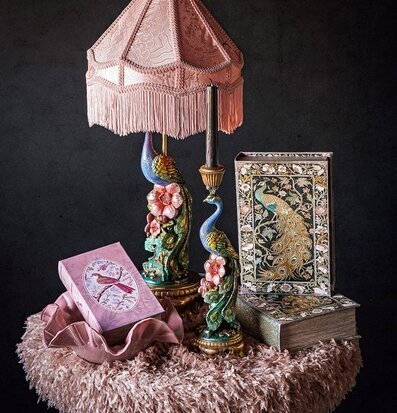 Foto: Påfågellampa och ljusstake i rosa och guld
