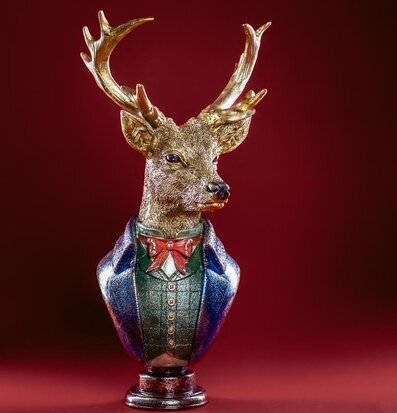 Foto: Hjortbyst med horn, fluga och kavaj, vinröd bakgrund