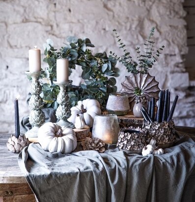 Foto: Höstdukning med ljus, pumpor och eukalyptus