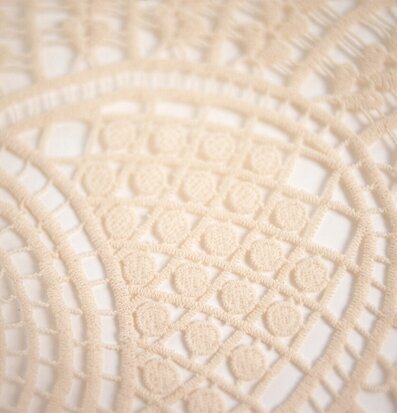Foto: Närbild av virkat bordsunderlägg i beige garn