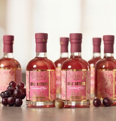 Foto på rosébalsamico i glasflaskor med druvor