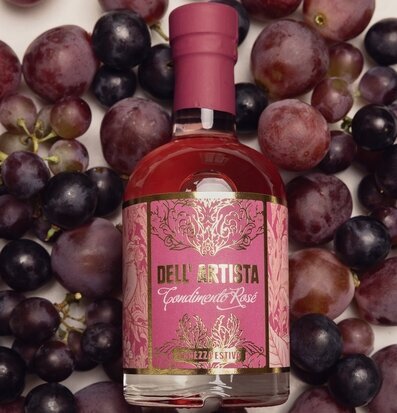 Foto på rosébalsamico med vindruvor, närbild, etikett