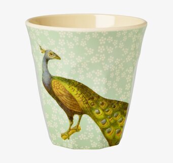 Bild av mugg med påfågelmotiv och mintgrön bakgrund