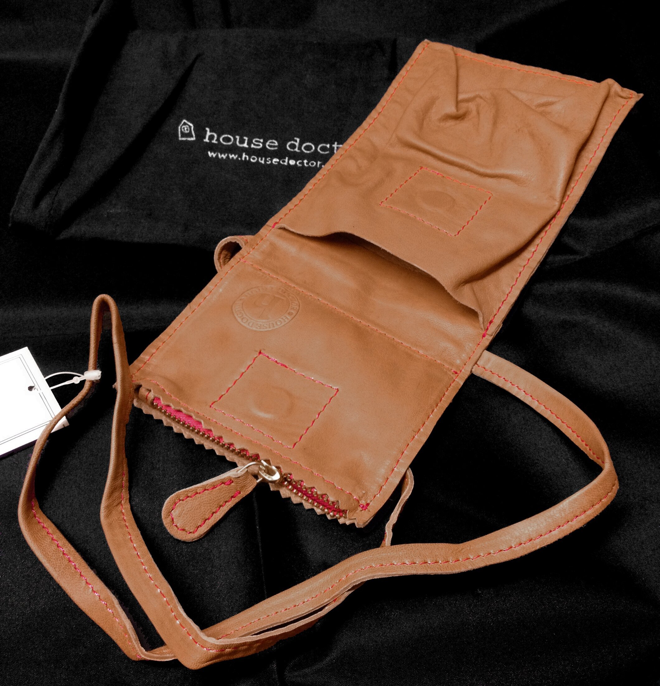 Halsväska i läder från House Doctor på svart tygunderlag