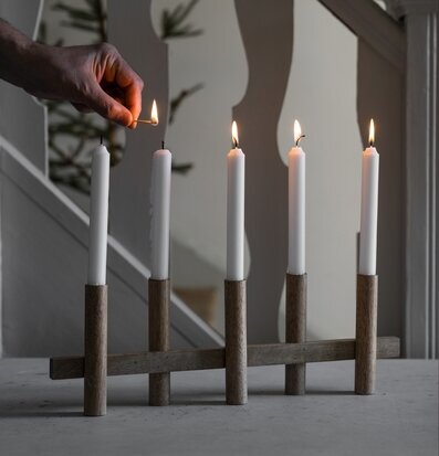 Foto av adventsljusstake i ljust trä med fem ljus