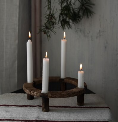 Foto: Rund adventsljusstake i mörkt trä med ljus