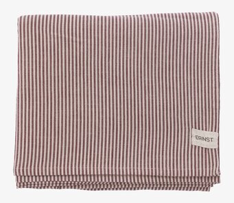 Foto: Randig textilduk röd/beige med etikett i närbild