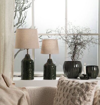 Bild: Fönsterstyling med lampor, ljus och textil