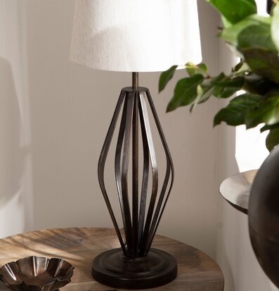Foto: Bordslampa på träbord med vit skärm, metallfot
