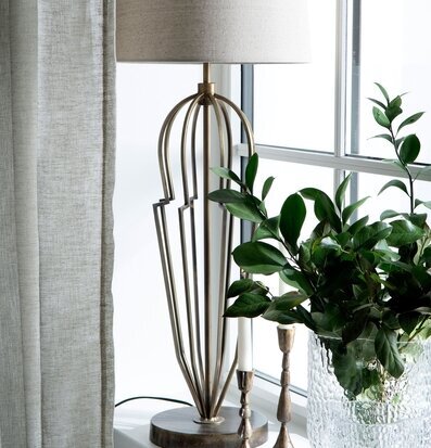 Foto: Bordslampa i mässing vid fönsterstyling 2026