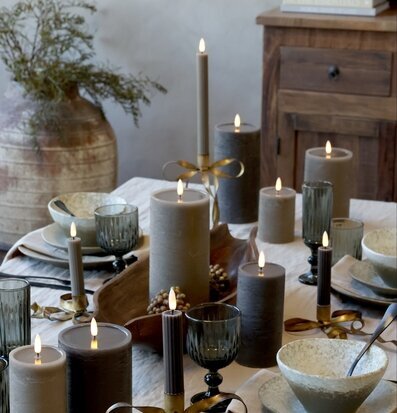 Foto: Dukning i naturtoner med LED-ljus och glas