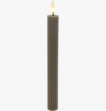 Foto av räfflat LED-kronljus i lattefärg, vit bakgrund