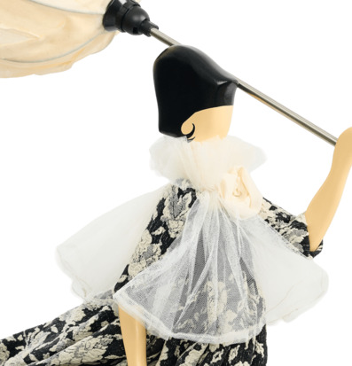 Foto: Figurlampa med textilskärm, tyll och metallarm
