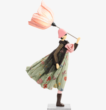 Foto: Figurativ bordslampa med rosa blomskärm, kjol