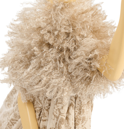 Foto: Närbild på lampfigur med fluffig krage och tyg
