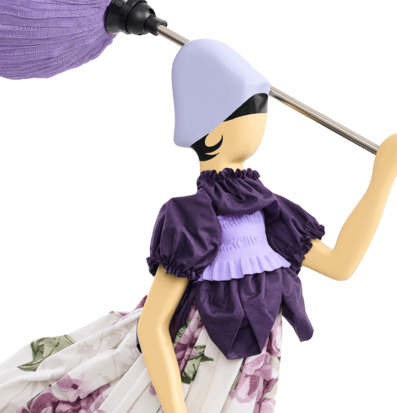 Foto på dekorativ bordslampa med figur och blommig kjol