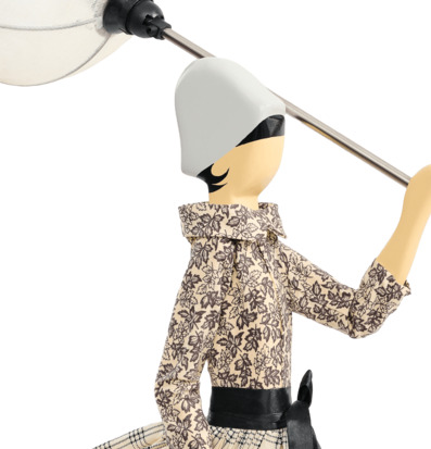 Foto: Figurformad bordslampa med mönstrad blus vit bakgrund
