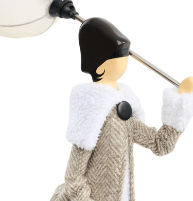 Foto på dekorativ bordslampa med figur och tygskärm