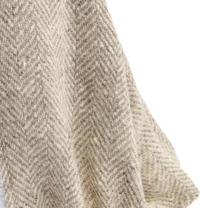 Bild på fiskbensvävd textil i naturtoner närbild