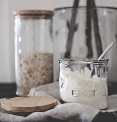 Bild av stilren glasburk med trälock och mjöl i köket