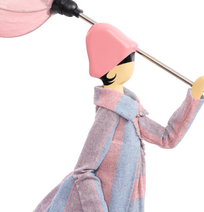 Foto: Närbild figurlampa med rosa skärm och randigt tyg