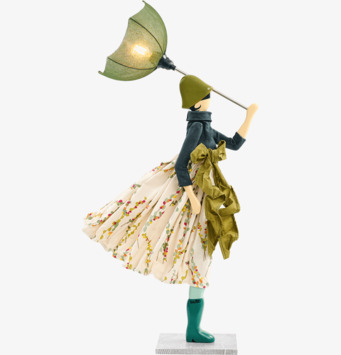 Foto: Bordslampa som figur med olivgrönt paraplyskärm