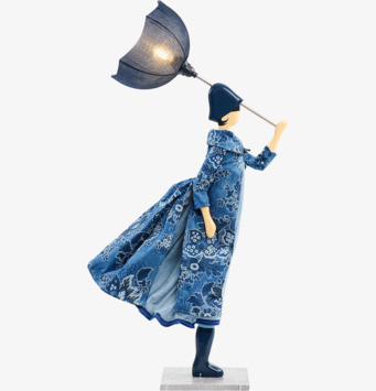 Bild på figur-bordslampa med blå paraplyskärm, profil